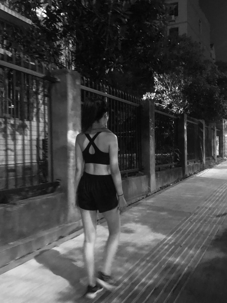 李李-湖南省·长沙市·天心区-*** 知乎 微博 B站--95后 165cm 46kg 美术生设计毕业 
-热爱服装美妆 色彩感好会搭配
-擅长拍照修图文案
-接买家秀寄拍 出图快质量高
-中性潮牌御姐jk知性暗黑什么风格都可拍 
认真拍照 不满意重拍修改