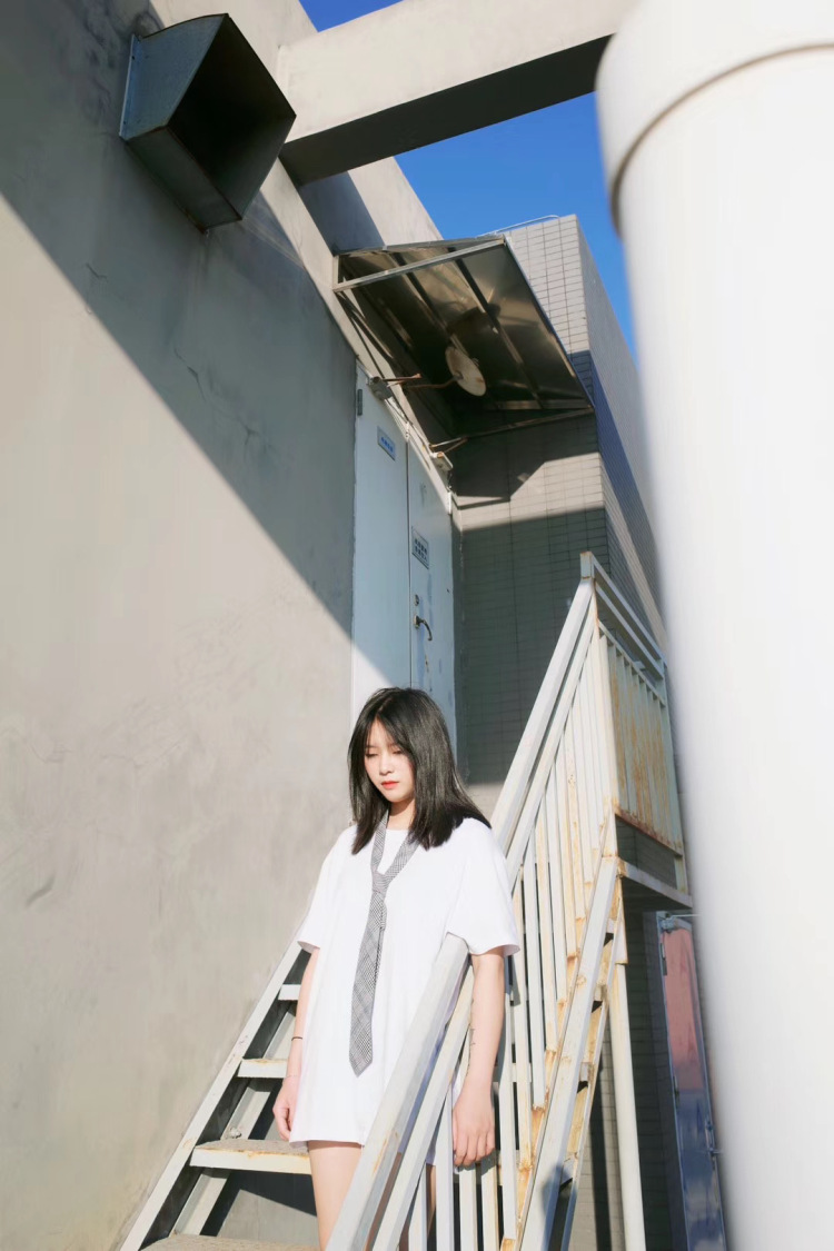 李李-湖南省·长沙市·天心区-*** 知乎 微博 B站--95后 165cm 46kg 美术生设计毕业
-热爱服装美妆 色彩感好会搭配
-擅长拍照修图文案
-接买家秀寄拍 出图快质量高
-中性潮牌御姐jk知性暗黑什么风格都可拍
认真拍照 不满意重拍修改