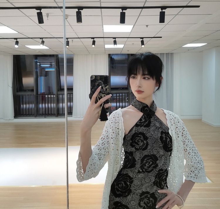 HYRQ້໌ᮨᮨ້໌ᮨᮨ-贵州省·贵阳市·南明区-抖音，***，微博-会拍照，当过两年商演模特，现在是模特助教，会拍照会p图会化妆会造型会搭配，风格百变，看您需要