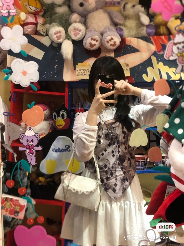 韦倩倩-广西壮族自治区·南宁市·兴宁区-今天吃饭了吗？-地点：兴宁区（朝阳广场）国贸中心A座9楼
店里面的小姐姐特别好讲话 而且特别的耐心 人好好还给我们拍照 这家童趣古着店真的太好拍照了！
大家有时间可以过来探店