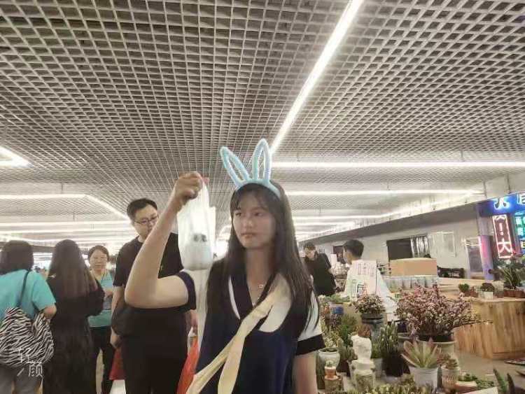 几度-云南省·红河哈尼族彝族自治州·蒙自市-,,-喜欢拍照,会P图,短视频也会,本人小个子身高,身高156体重42斤,可接寄怕衣服,裤子,首饰,帽子,等…价格好说。