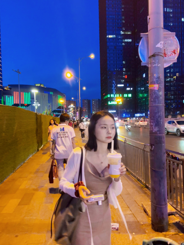 廾匸-贵州省·贵阳市·南明区-抖音、微博、快手-身        高：160cm
体        重：44kg
特        点：腿型直 腰纤细 
擅        长：拍照 修图
内        容：接寄拍 素人模特 
（喜欢尝试各种风格