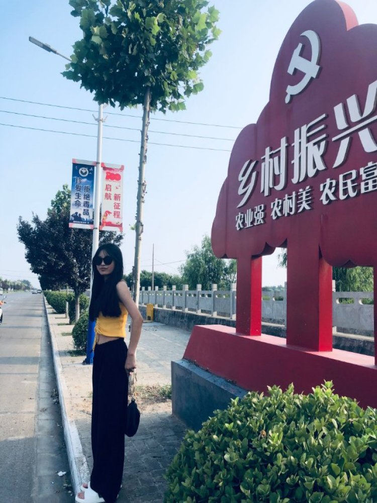 张小姐-山西省·运城市·河津市-快手-喜欢拍照，身材也不错，可以接一些网拍试衣之类的，性格温和工作认真，有单就接！！主要是想多赚些零花钱