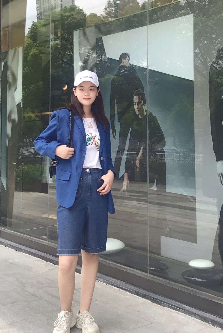 关赞琪-浙江省·杭州市·萧山区-抖音快手最右-身高167，体重113，骨架小偏肉感，室外拍摄比较合适，脚38码，衣服正常m码