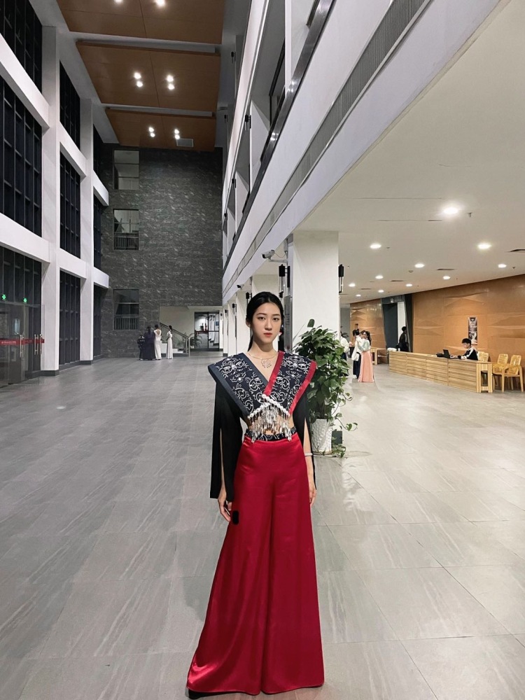 85-广西壮族自治区·南宁市·江南区-暂无社交平台-身高170体重99斤，职业学生兼模特，参加t台比赛获奖，参加过各种礼仪活动，可接淘宝寄拍、探店打卡、模特商演、可尝试多风格，私房暴露拍摄除外，收费协商，互相尊重，谢谢～