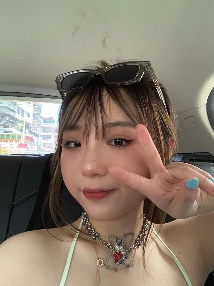 八七一黯-湖南省·长沙市·雨花区-微博 ***-hi！
可接寄拍 （服装 饰品 包包 ….）
风格多变 你要的风格我都有
常用微博 ***账号
可拍摄视频 探店打卡 淘宝买家秀 软文推广
会P图会剪辑视频
155/95
音乐学院学生