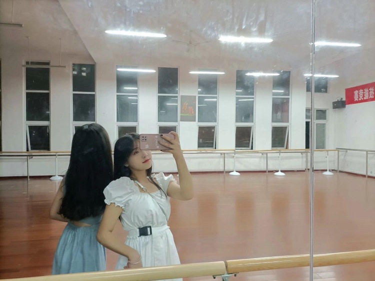 如意-贵州省·遵义市·仁怀市--身材好，会化妆，会拍照，会拍视频会剪辑，可以接推广种草开箱视频费用协商需要合作的商家可以联系我可以长期合作最好(女装化妆品护肤品首饰包包等)