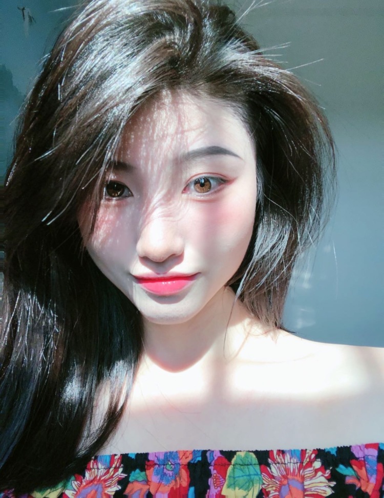 陈.-广东省·广州市·白云区-抖音,***-我比较擅长拍照P图,是一名服装销售,平时都喜欢自拍😬只想接一下买家秀啥的。也会尽量拍到最好。(包包、饰品、化妆品、衣服等等都可)