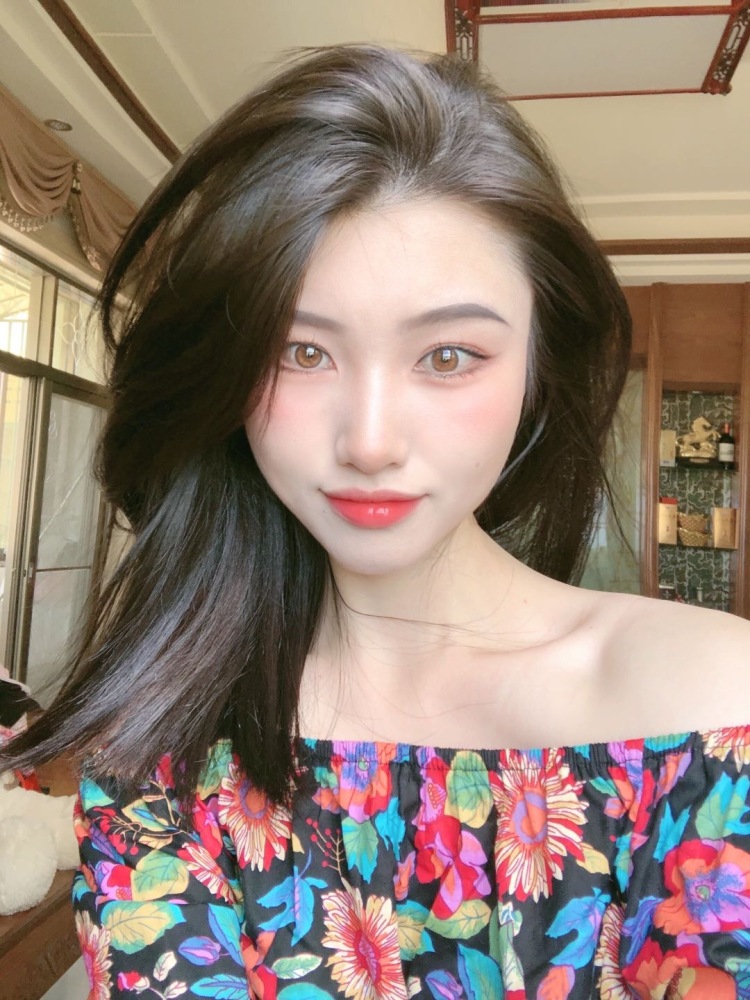 陈.-广东省·广州市·白云区-抖音,***-我比较擅长拍照P图,是一名服装销售,平时都喜欢自拍😬只想接一下买家秀啥的。也会尽量拍到最好。(包包、饰品、化妆品、衣服等等都可)