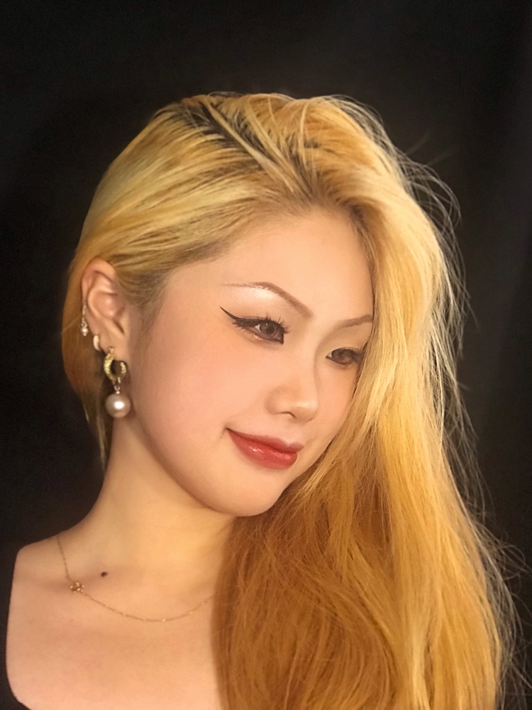 Yeolu--湖南省·衡阳市·珠晖区-抖音 ***-特长:美妆 穿搭 音乐 剪辑 ps 买家秀 安利
身高162 体重50kg 服装码s 鞋码38