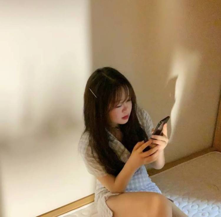 Re_gre-上海市·上海市·静安区-抖音，***，快手，微博-学生，可接饰品类，衣物类，生活用品类，美妆类产品。
身高160，体重112.腰围:68.5，臀围92.5，大腿围51，胸围:c罩
不直播，只返图，***没有发过作品，抖音发过私人作品粉丝二位数。
会p