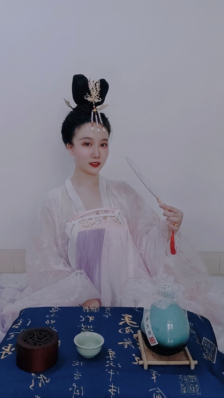 狐仙卿卿-湖北省·武汉市·江岸区-朋友圈,微博,抖音-平时喜欢拍照,主要类型有小清新、汉服等,除了太性感的不接受,其他的都可以。会跳古典舞,想做汉服模特或者网店模特,也可以做买家秀,寄拍等