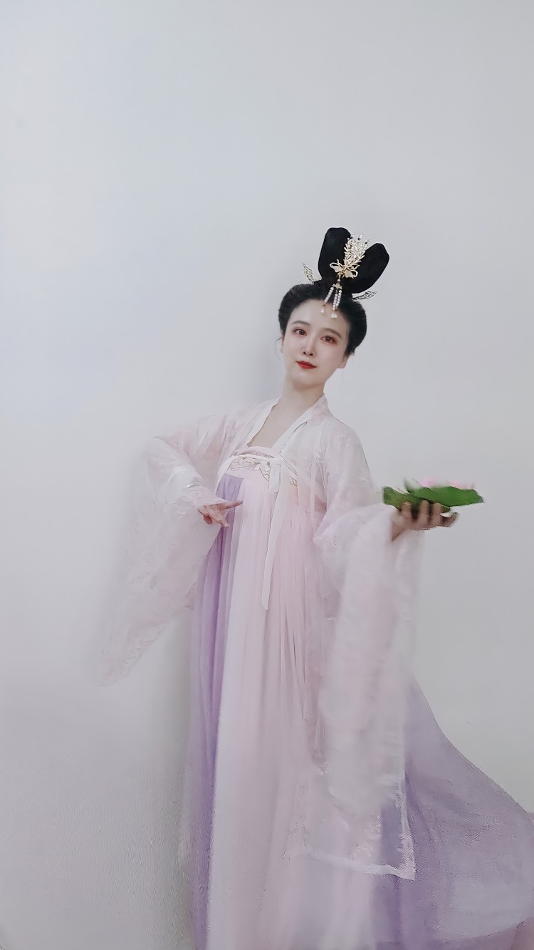 狐仙卿卿-湖北省·武汉市·江岸区-朋友圈,微博,抖音-平时喜欢拍照,主要类型有小清新、汉服等,除了太性感的不接受,其他的都可以。会跳古典舞,想做汉服模特或者网店模特,也可以做买家秀,寄拍等
