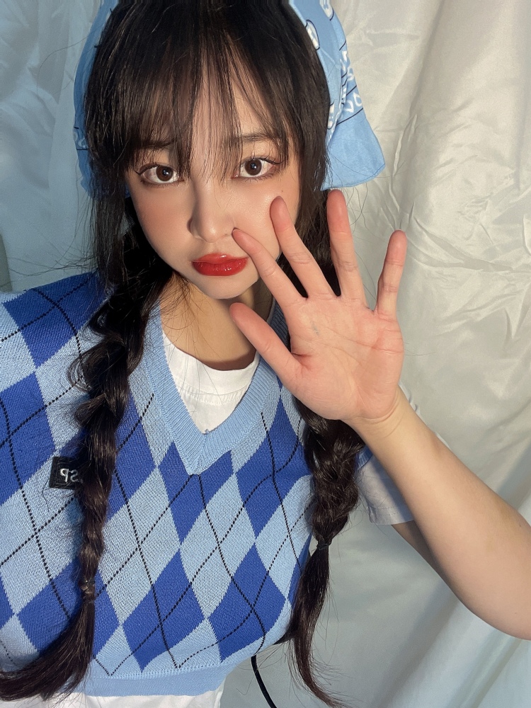 惠木木i-江苏省·苏州市·吴中区-抖音-可以接衣服鞋子配饰寄拍、瞳模寄拍，接产品测评、买家秀
身高：160
体重：47