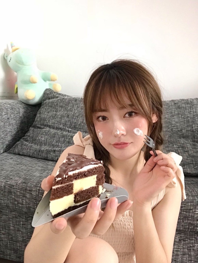 Elva-辽宁省·大连市·沙河口区-***➕美图-会视频剪辑拍照修图,喜欢拍照拍一些好物分享,接受美妆寄拍服装寄拍,线下约拍或者探店仅限大连