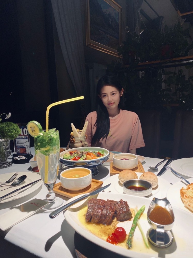 Leslie 婉婉-天津市·天津市·河北区--接寄拍 约拍 测评 测评种草等 爱拍照爱批图 经常在各大平台购买和评价 欢迎联系