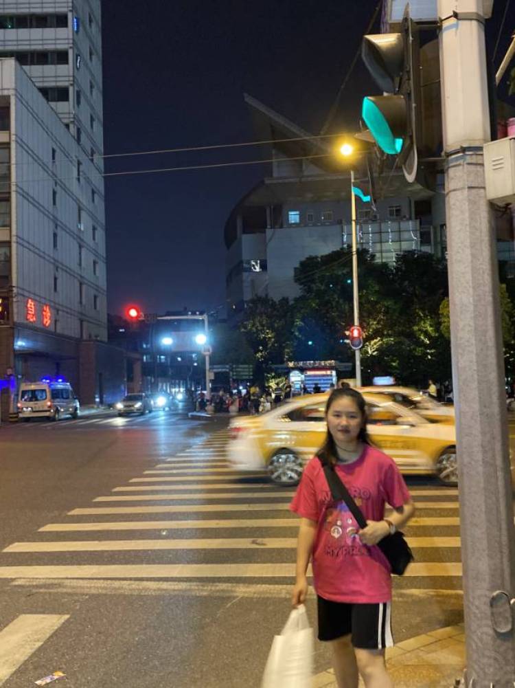 在努力的玛卡巴卡-湖北省·武汉市·洪山区--接寄拍,买家秀,饰品、衣服、裤子、包包等都可,拥有多方平台账号可发布,风格多变,可外景可室内
