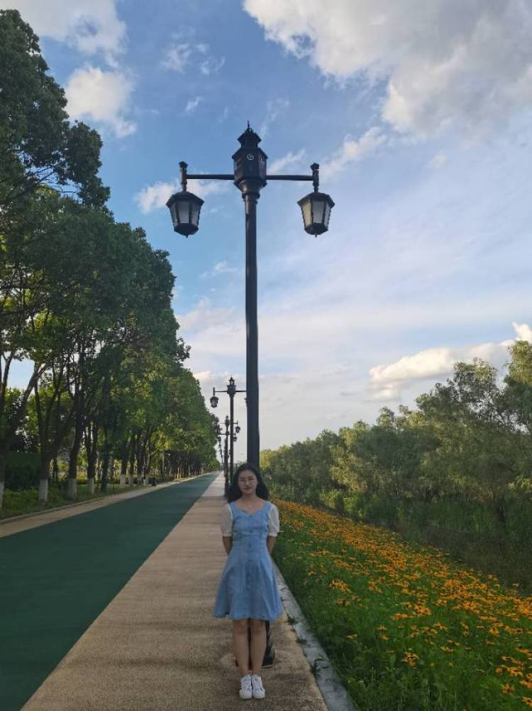 在努力的玛卡巴卡-湖北省·武汉市·洪山区--接寄拍，买家秀，饰品、衣服、裤子、包包等都可，拥有多方平台账号可发布，风格多变，可外景可室内