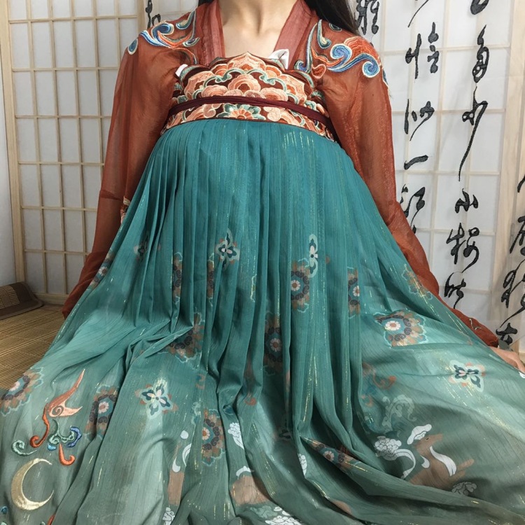 小杨-云南省·德宏傣族景颇族自治州·瑞丽市--p图能力优秀 出图快 风格多 可接各类商品 衣服 包包or化妆品使用效果打卡 可塑性强