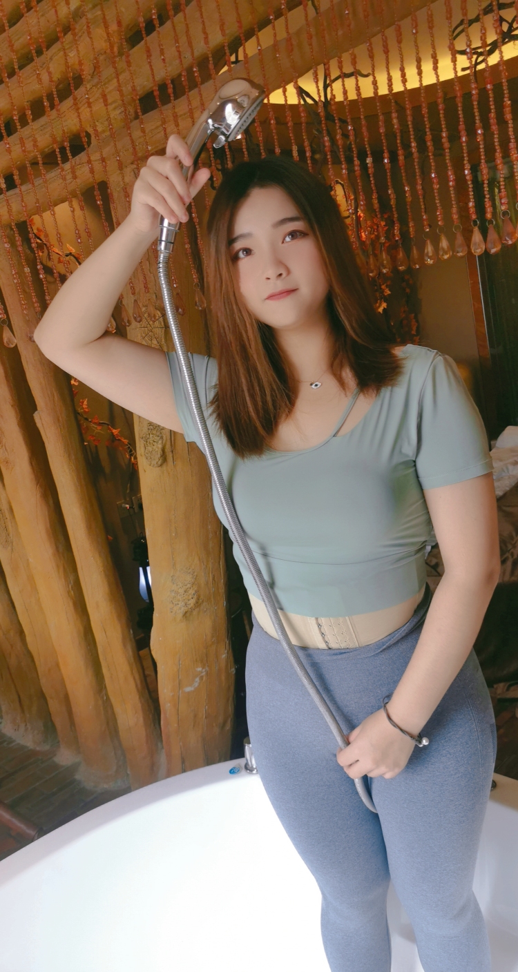 💋 开始豪迈地笑。-北京市·北京市·朝阳区-抖音-抖音短视频创作者,粉丝9000+。身高166cm,体重73kg,腰围80,臀围102。可接大码、性感、紧身、健身服装