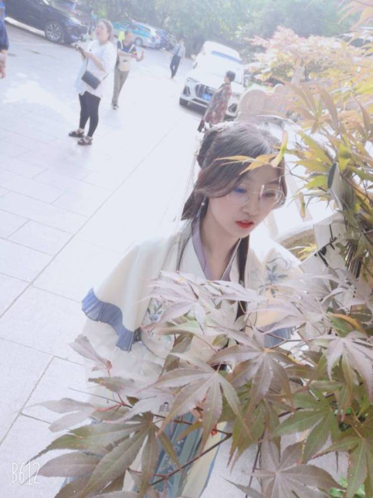 方觉夏-浙江省·杭州市·萧山区-***-喜爱汉服,头发及腰,会自己妆造p图。身高165体重48,可接单,开箱测评种草及****发布