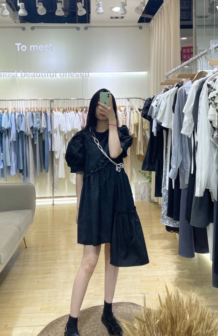 Gladys-四川省·宜宾市·翠屏区-抖音,***-我是一名自己开服装店的店主,平时喜欢拍版,也喜欢化妆,喜欢拍照,修图,对服装搭配也很感兴趣