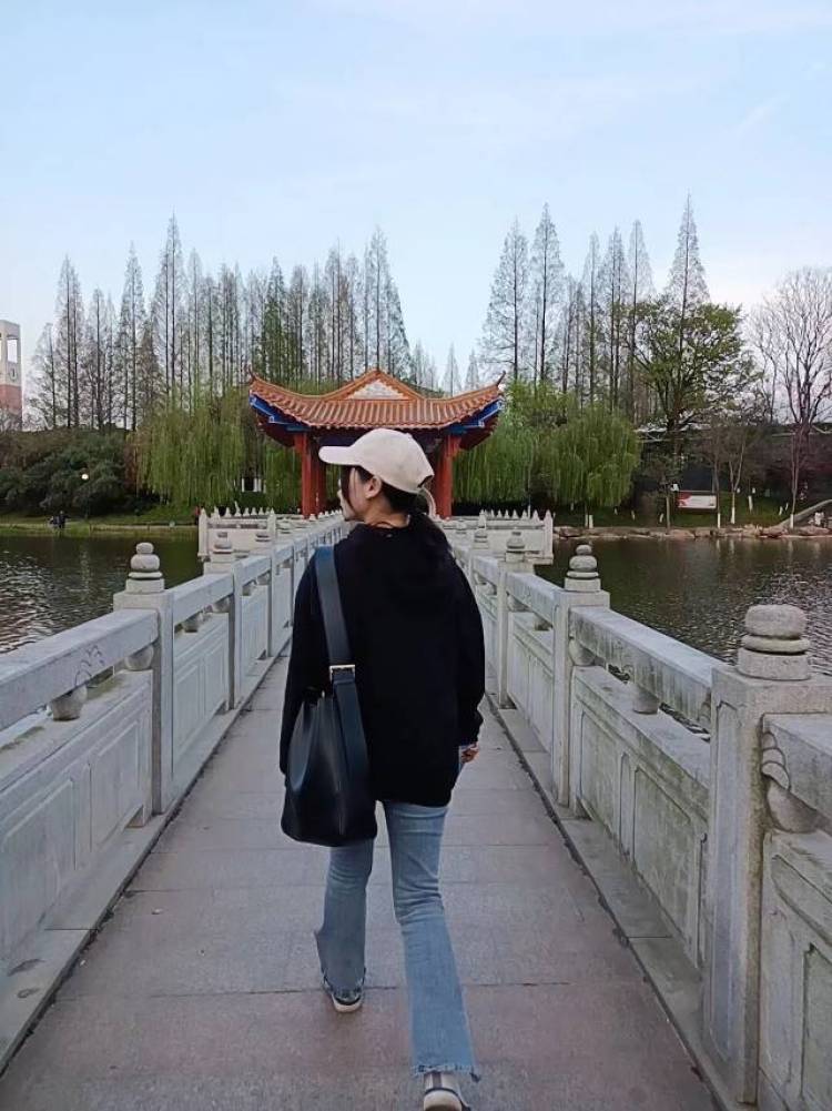 玥子-湖北省·省直辖县级行政区划·仙桃市-抖音-学生, 非常喜欢拍照📸,分享日常, 身高155, 体重85。