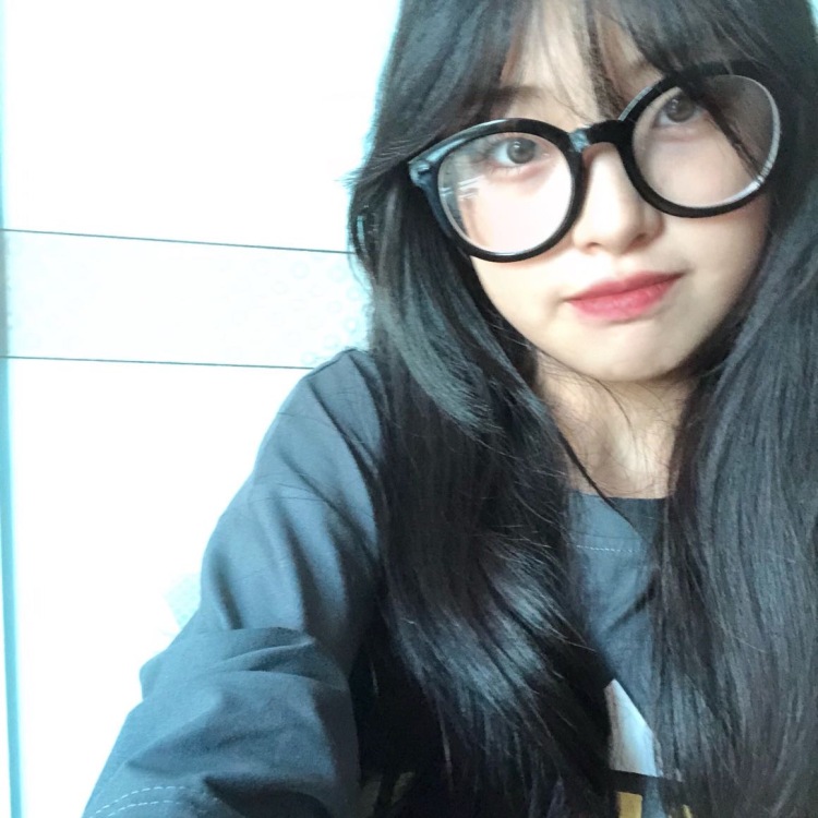 -(emo进行时-广东省·汕头市·龙湖区-抖音-我是个学生党,会拍平铺图:化妆品等等,身高165体重85,希望有商家可以找我,不会拖稿,个人喜欢拍照,少数他人照,照片背景不杂乱