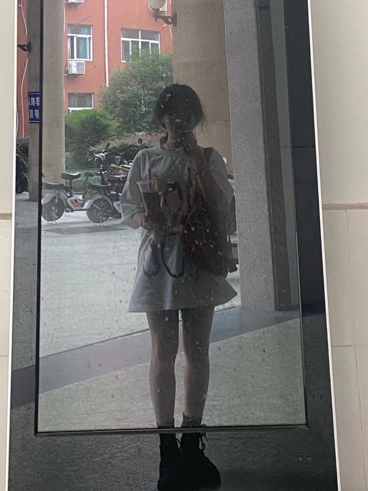 Qinhh-四川省·自贡市·大安区--爱拍照,会修图,接寄拍,衣服鞋子包包饰品化妆品都可以哦,身高160,体重98。