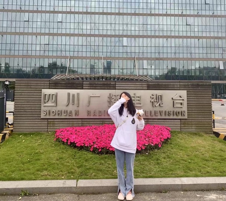 Qinhh-四川省·自贡市·大安区--爱拍照,会修图,接寄拍,衣服鞋子包包饰品化妆品都可以哦,身高160,体重98。