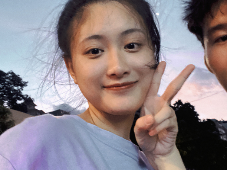 Liu夢婷-广西壮族自治区·南宁市·西乡塘区--学艺术,喜欢唱歌画画拍照,会PS,懂修图,会穿搭。善于沟通。接日常的穿搭也包括鞋子包包小首饰等网拍,平时主要为甜美风小香风御姐风也可🉑,不接太暴露的,希望有机会可以合作💭💭谢谢