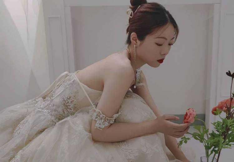 Mary-重庆市·重庆市·渝中区-***-接寄拍,同城约拍。会p图,擅长服装搭配,可自带妆容,160/43kg,风格清新时尚、复古性感都可驾驭。
