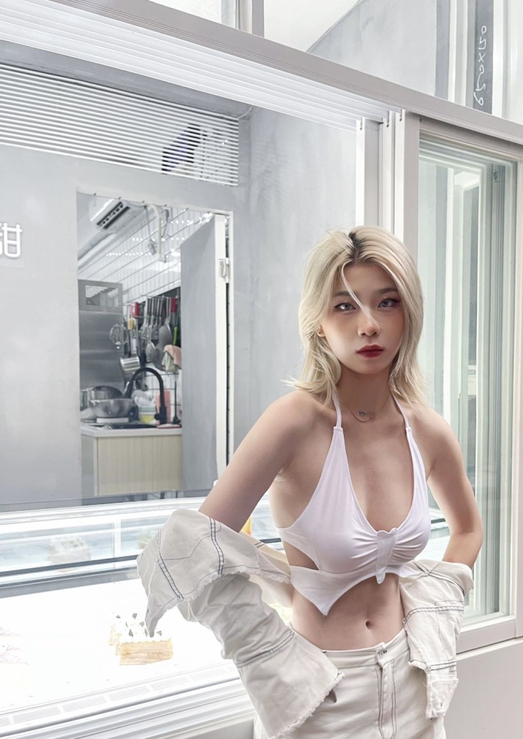 Eliza-广东省·广州市·番禺区--接买家秀寄拍上衣 裙子 帽子 项链包包等 
欧美风美式复古 纯欲风等