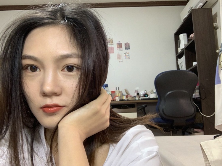 嘻嘻女士-河南省·郑州市·管城回族区--我的特长是会弹吉他 会唱歌 会韩语
风格偏可爱日系学生 不求能挣很多，只是来图一个零花钱，骗子勿扰