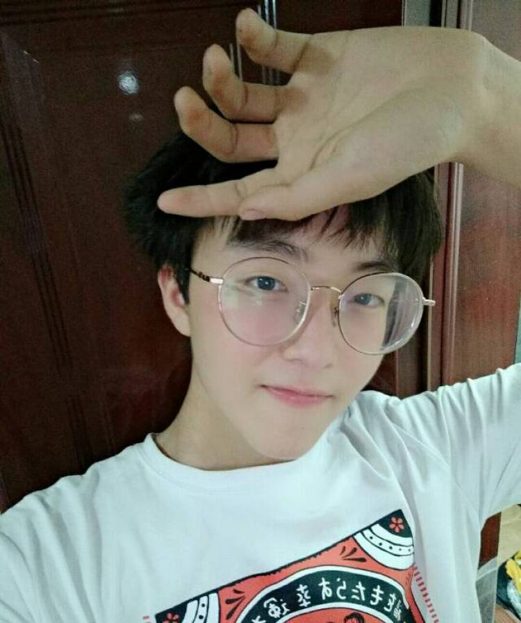弋熙垚-河南省·郑州市·新密市--音乐表演系,修摄影专业,网拍选,身高178体重119,喜欢表演,如果想要宣传你的商品,请选我!