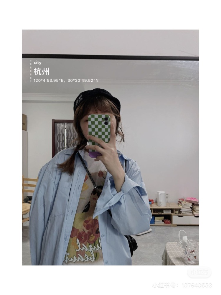 蓝胖子-浙江省·杭州市·余杭区--身高163，体重51
平时喜欢各种美妆和穿搭分享，喜欢拍照，自拍自己的穿搭风格，自己也喜欢在不同的风格之间来回切换，来回尝试不同的服装