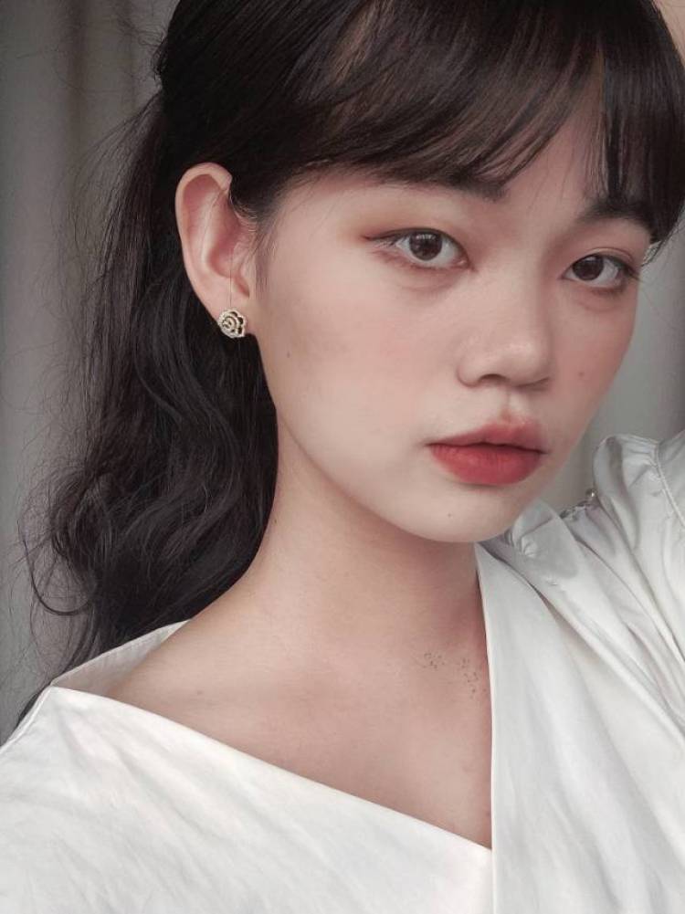 漠漠-江苏省·南京市·浦口区-***-买家秀,接饰品衣服包包等等,会化妆会p图按要求,身高172cm,体重52kg。