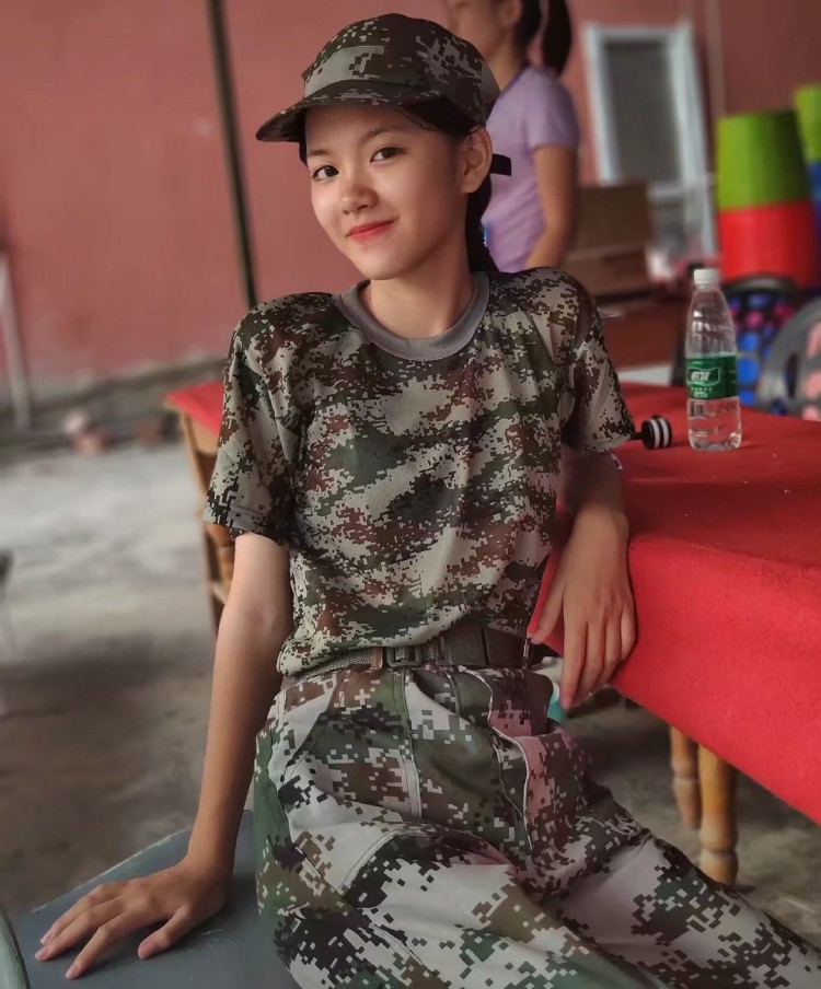 一淇-广西壮族自治区·玉林市·博白县-抖音,微博,***,快手-可以做商业演出,14岁 160 40kg 可以做寄拍模特,有网拍模特经验