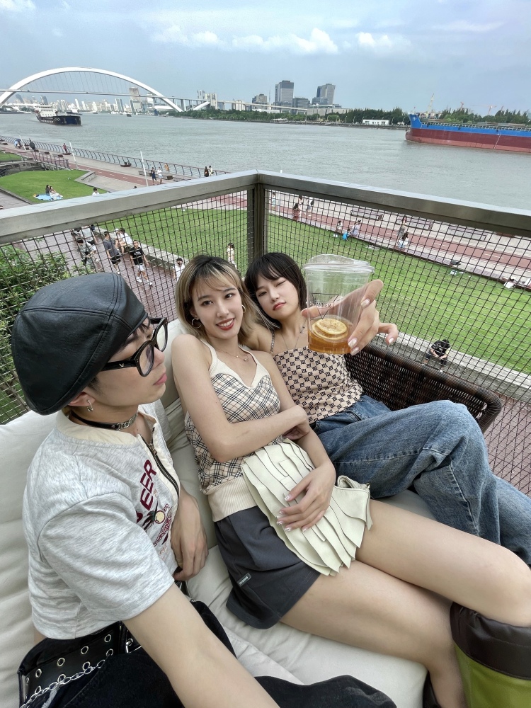 984-上海市·上海市·静安区-微博｜***-素人模特，自带专业摄影，人像修图，软文撰写团队，以及部分品牌方支持，高质量出图，合作可聊