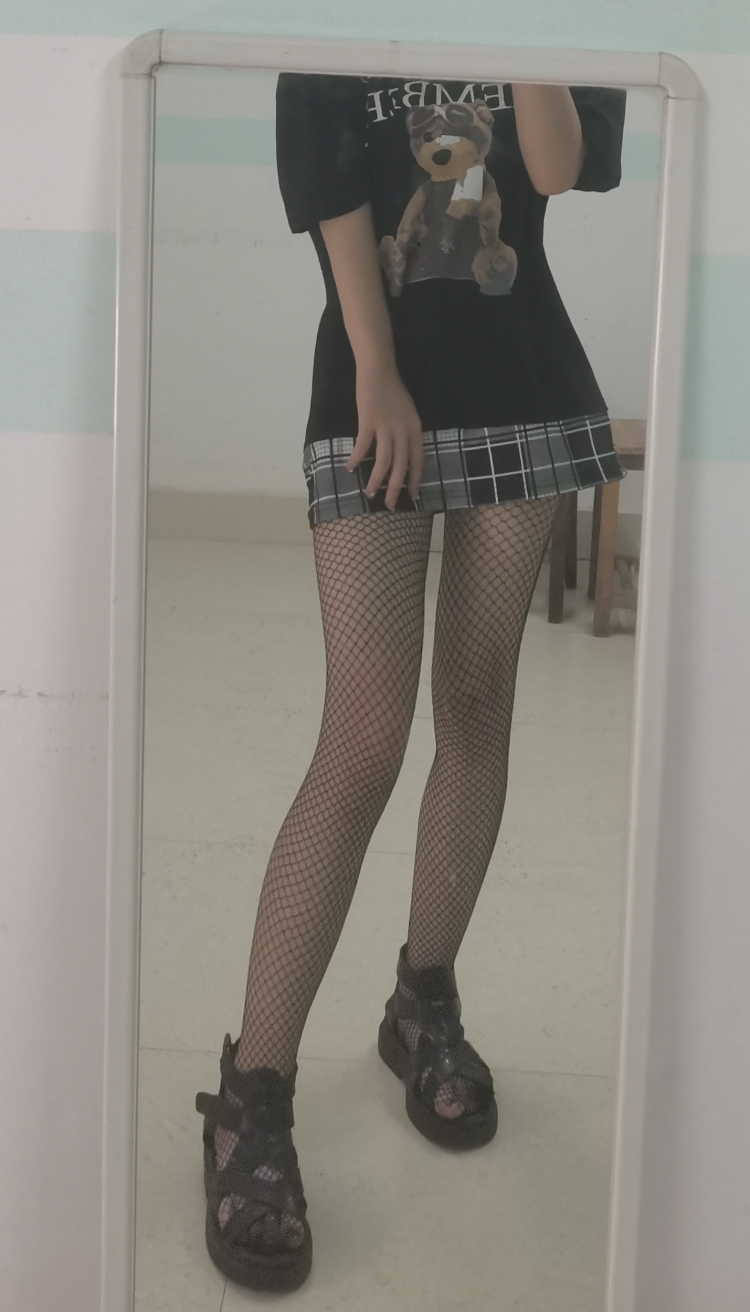 溺-湖南省·湘潭市·雨湖区-抖音 微博 ***-学过舞蹈 目前是学生 平时比较喜欢拍照 P图 想接单 手 腿 腰都还算好看比较瘦 可以接袜子 衣服 鞋 包包 饰品等的单都可以