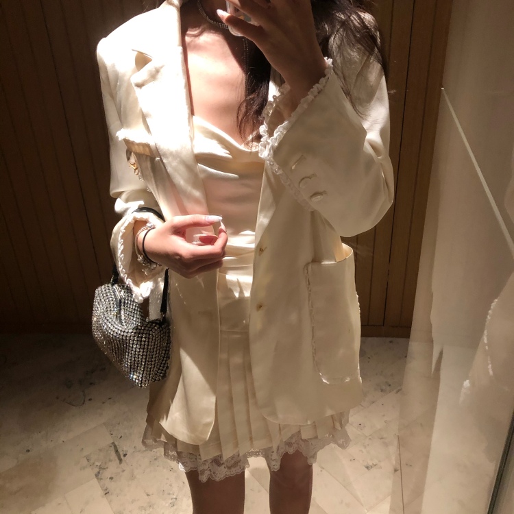 容易烦-福建省·厦门市·海沧区--经常接探店打卡~ 可接服装寄拍 抖音3.2w ***553 微博1420
