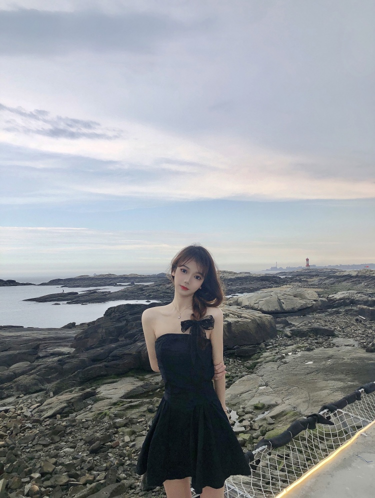 容易烦-福建省·厦门市·海沧区--经常接探店打卡~ 可接服装寄拍 抖音3.2w ***553 微博1420