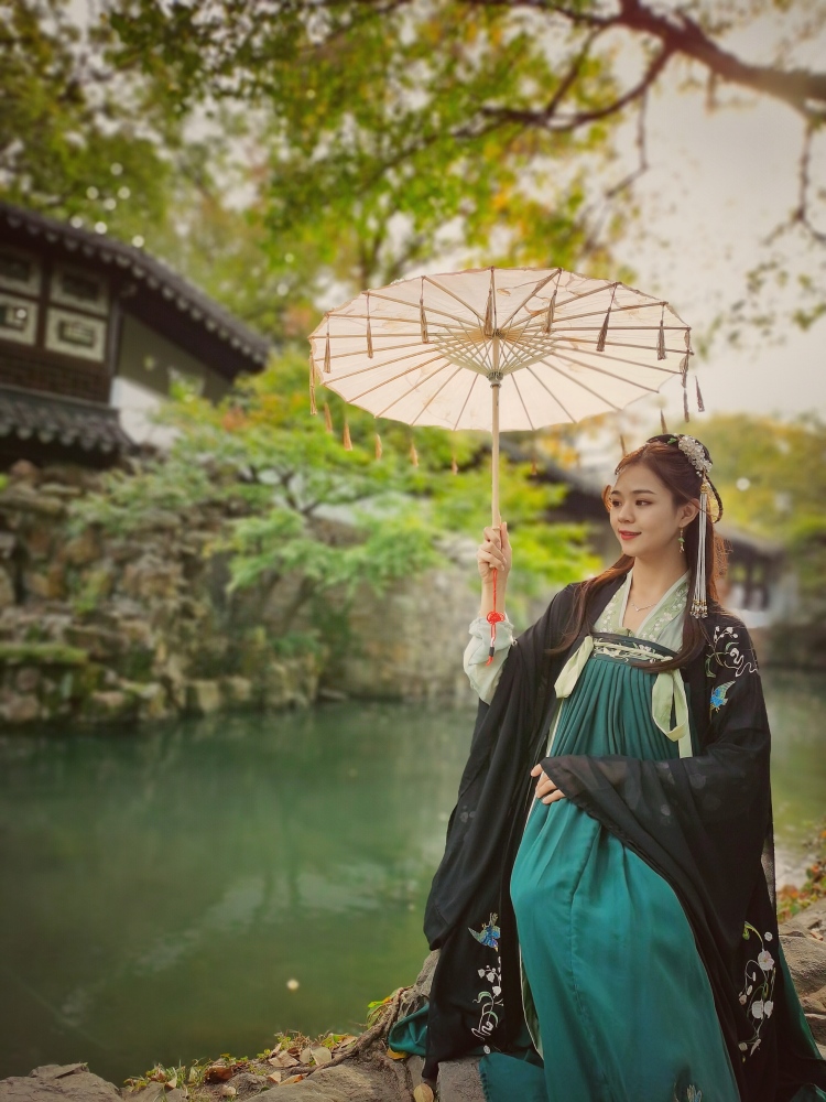 💛迪酱nico💛-福建省·厦门市·湖里区-微博 | ***-在职cc一名,现因怀孕有了16个月的假期,喜欢拍照,美妆,会修图,穿搭,出图质量高,出图快。诚接孕妇装,大码女装寄拍