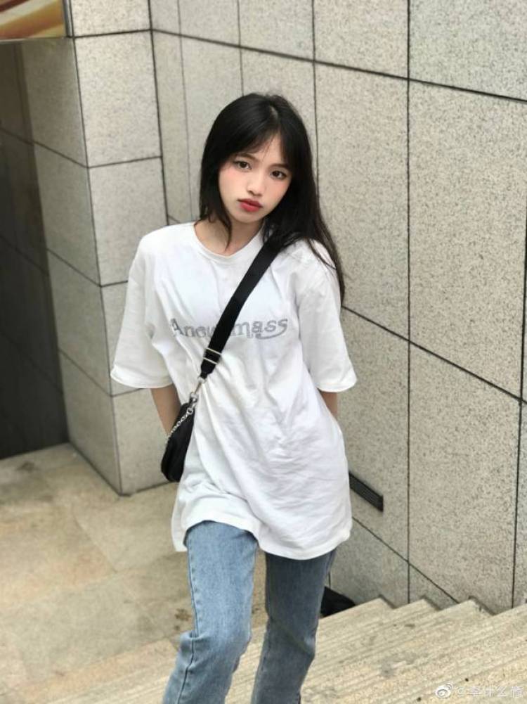 李什么旖-浙江省·台州市·温岭市--身高168体重97,擅长拍照,出图快,有丰富拍照经验,不拖图,会尽心尽力完成每一份任务