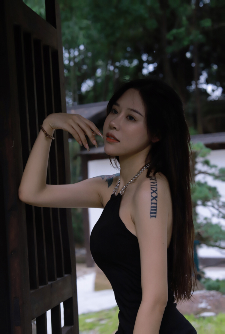 edc的小宝贝-江苏省·无锡市·新吴区--接寄拍 各种风格 服装 美妆 有相机 补光灯 等设备 设备齐全 出片快