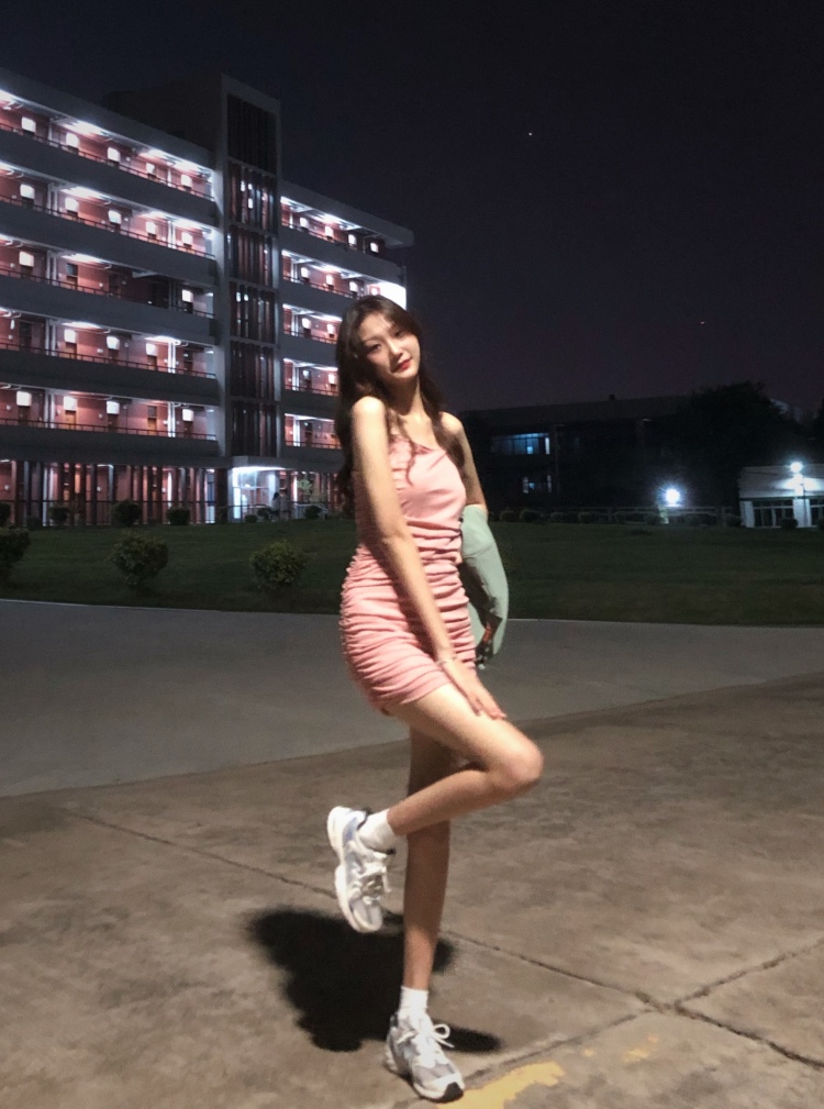 酸刘刘-广东省·佛山市·南海区-***-可接(衣服,包包,鞋子,服饰)***,买家秀
送拍➕稿费and寄拍
身高173体重48㎏
风格多变 会美化图片
