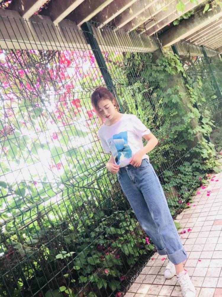 凉拌西瓜皮-四川省·成都市·武侯区-抖音 微博-承接买家秀,网拍,包包,衣服,鞋子,口红,帽子等都可以
长相偏甜美 身高165 体重95