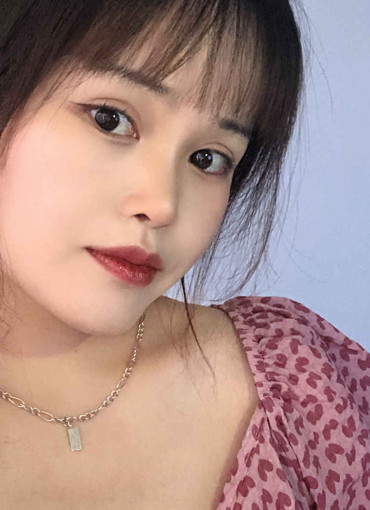 🥰-河南省·洛阳市·新安县--可接寄拍 衣服 饰品 美瞳都可  身高158体重96 斤 有需要寄拍的老板可联系我