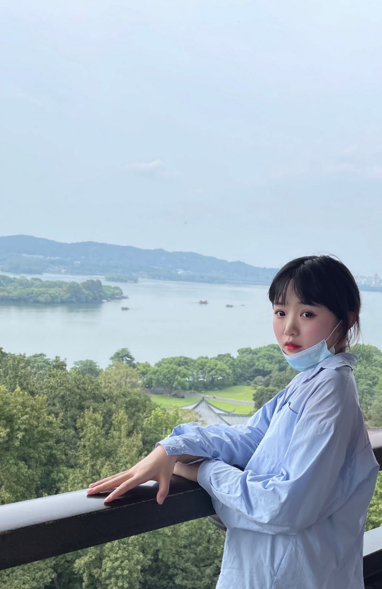 小翟-浙江省·杭州市·滨江区-抖音 快手 ***-00后 身高:165cm 体重:100斤 中短头发 小圆脸 平常喜欢打扮自己 美瞳 化妆品 美甲 头发颜色 漂亮的衣服 鞋子 项链 快来找我接单吧 我等你呦!