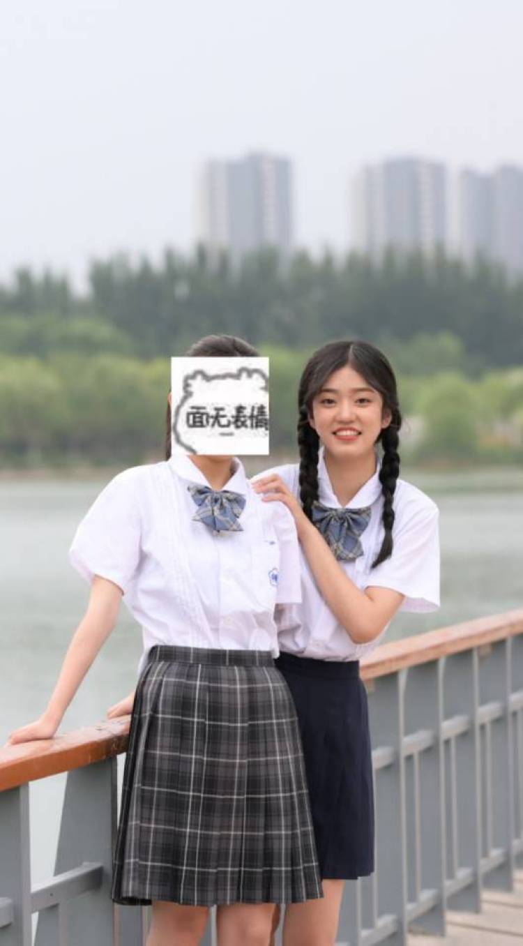 蜡笔XX-河北省·沧州市·黄骅市--接寄拍 身高168体重48 各种风格都可  饰品包包头饰～希望互免